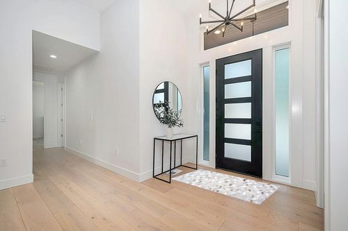 nuLOOM Cece Contemporary Cowhide Accent Rug, 3x5, Silver in Modern White Entryway