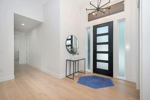 Ultra Soft Rug 4.6 ft in Modern White Entryway