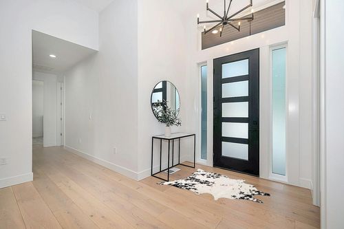 nuLOOM Marcia Machine Washable Faux Cowhide Accent Rug, 3' 10" x 5', Black in Modern White Entryway