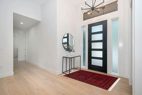 nuLOOM Billie Traditional Paneled Fringe Area Rug, 4' x 6', Red in Modern White Entryway