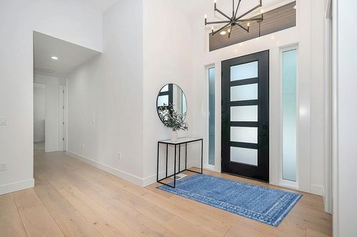 SAFAVIEH Adirondack Collection Accent Rug - 4' x 6', Light Blue & Dark Blue, Distressed Design, Non-Shedding & Easy Care, Ideal for High Traffic Areas in Entryway, Living Room, Bedroom (ADR110F) in Modern White Entryway