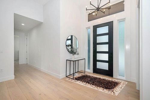 SAFAVIEH Studio Leather Collection 4' x 6' Beige/Brown STL803B Handmade Mid-Century Modern Leather Area Rug in Modern White Entryway