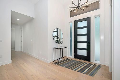 SAFAVIEH Kilim Collection Accent Rug - 4' x 6', Blue, Handmade Flat Weave Wool, Ideal for High Traffic Areas in Entryway, Living Room, Bedroom (KLM951A) in Modern White Entryway