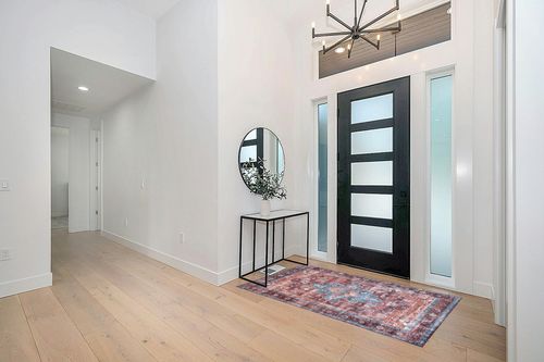 nuLOOM Zena Medallion Machine Washable Area Rug, 4x6, Rust in Modern White Entryway
