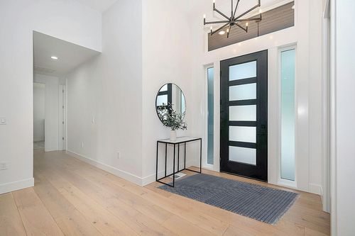 Dash and Albert Herringbone Cotton Area Rug - 4' x 6' Indigo Geometric Handwoven Accent Rug - Durable, Lightweight, High Traffic Areas Hallway, Bedroom, Stairs in Modern White Entryway