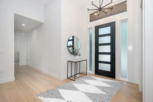 Washable Diamond Stripes Area Rug in Modern White Entryway