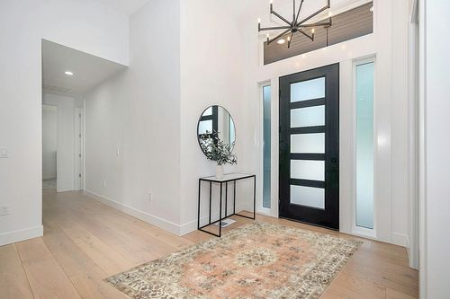 nuLOOM Ren Vintage Floral Machine Washable Area Rug in Modern White Entryway