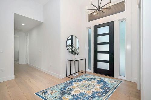SAFAVIEH Madison Collection Area Rug - 5'3" x 7'6", Blue & Light Blue, Boho Chic Medallion Distressed Design, Non-Shedding & Easy Care, Ideal for High Traffic Areas in Living Room, Bedroom (MAD473M) in Modern White Entryway