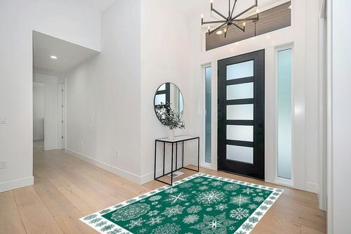 Christmas Area Rug 5 x 8, Washable Bedroom Rug Non-Slip Kitchen Rugs Non Shedding Floor Cover Mat Runner Rug for Living Room Dining Room Outdoor Carpet Seasonal Green Snowflakes Winter Xmas in Modern White Entryway