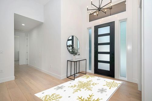 Christmas Area Rug 5 x 8, Washable Bedroom Rug Non-Slip Kitchen Rugs Non Shedding Floor Cover Mat Runner Rug for Living Room Dining Room Outdoor Carpet Romantic White Golden Snowflake in Modern White Entryway