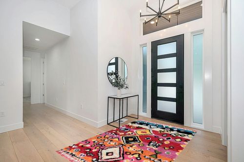 nuLOOM Alane Moroccan Tassel Shaggy Area Rug, 5x8, Multi in Modern White Entryway