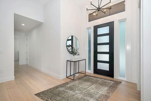 Loloi Amber Lewis x Loloi Georgie Collection GER-07 Moss/Salmon 5'-0" x 7'-6" Area Rug in Modern White Entryway