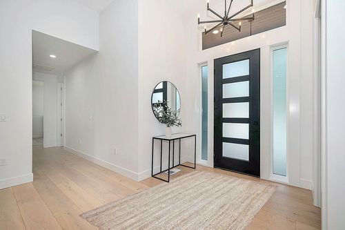 Unique Loom Braided Jute Collection Area Rug - Dhaka (5' 1" x 8' Rectangle, Natural) in Modern White Entryway