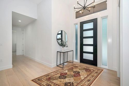 SAFAVIEH Lyndhurst Collection Area Rug - 5'3" x 7'6", Multi & Beige, Traditional Oriental Design, Non-Shedding & Easy Care, Ideal for High Traffic Areas in Living Room, Bedroom (LNH221C) in Modern White Entryway