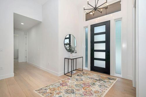 SAFAVIEH Madison Collection Area Rug - 5'3" x 7'6", Cream & Multi, Boho Chic Distressed Design, Non-Shedding & Easy Care, Ideal for High Traffic Areas in Living Room, Bedroom (MAD611B) in Modern White Entryway