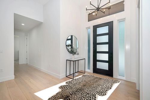 Erin Gates by Momeni Acadia Cheetah Multi Faux Hide Area Rug 5'3" X 7'10" - Multicolor in Modern White Entryway