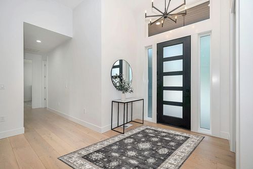 nuLOOM Mollie Machine Washable Traditional Border Area Rug, 5x8, Charcoal in Modern White Entryway