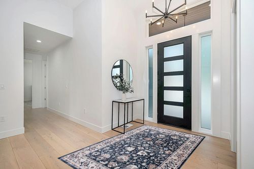 Safavieh Bayside Collection Area Rug - 5'3" x 7'6", Blue & Grey, Traditional Oriental Design, Non-Shedding & Easy Care, Machine Washable Ideal for High Traffic Areas in Living Room, Bedroom (BAY100M) in Modern White Entryway