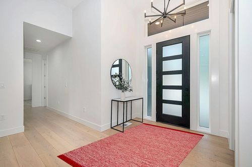 SAFAVIEH Montauk Collection Area Rug - 5' x 8', Red, Handmade Tassel Cotton, Ideal for High Traffic Areas in Living Room, Bedroom (MTK610N) in Modern White Entryway