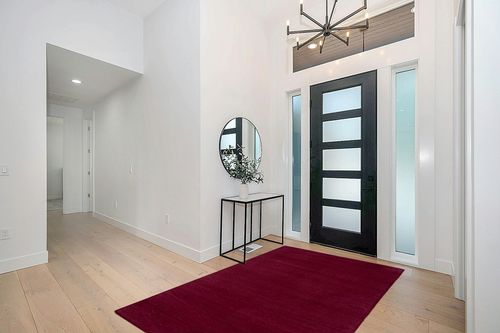 SAFAVIEH Himalaya Collection Area Rug - 5' x 8', Red, Handmade Wool, Ideal for High Traffic Areas in Living Room, Bedroom (HIM610G) in Modern White Entryway