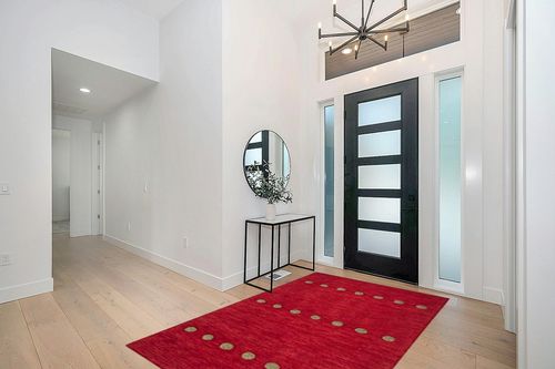 SAFAVIEH Himalaya Collection Area Rug - 5' x 8', Red, Handmade Wool, Ideal for High Traffic Areas in Living Room, Bedroom (HIM590Q) in Modern White Entryway