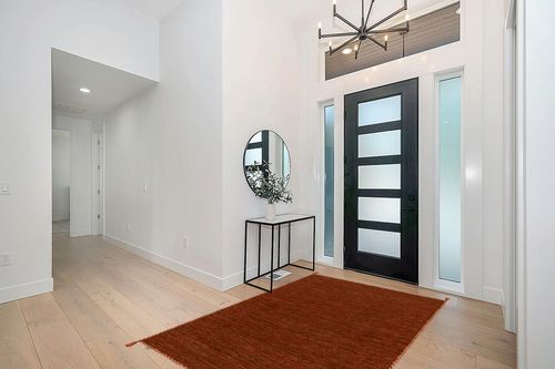 SAFAVIEH Montauk Collection Area Rug - 5' x 8', Orange & Black, Handmade Flat Weave Cotton Corner Tassel, Ideal for High Traffic Areas in Living Room, Bedroom (MTK150P) in Modern White Entryway