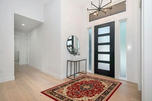 Well Woven Barclay Medallion Kashan Red Traditional Area Rug (5'3" x 7'3") in Modern White Entryway