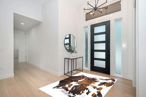 rodeo Genuine Cowhide Rug: Hand-Picked & Authentic Real Cowhide Rug for western Home Decor -TEXAS rug Cow Hide Rug Large Sized at 6x7ft - Rustic rug, Unique, Durable, Leather Cow Carpet Rugs -Tricolor in Modern White Entryway