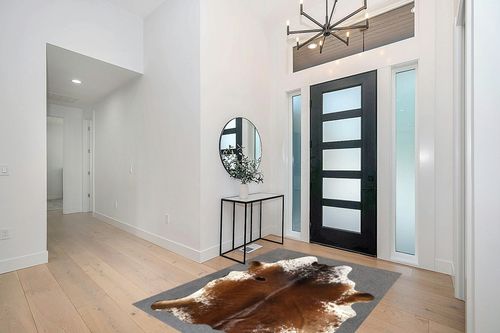 Large Cowhide Rug Tricolor Cowhide Cow Skin Leather Area Rug, Hair On Cow Hide Rugs 5 X 7 ft Black, Brown and White in Modern White Entryway