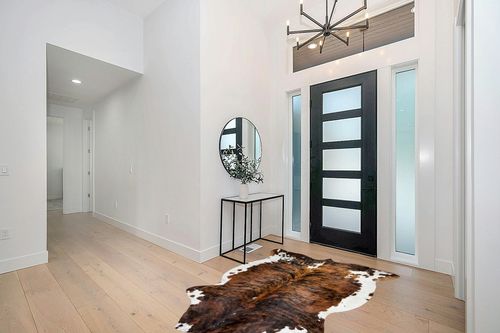 HIDES BAZAAR Brown Brindle Cowhide Rug, Premium Quality Genuine Leather Cow Hide, Brown, Black and White Area Rug (5x7 ft) in Modern White Entryway