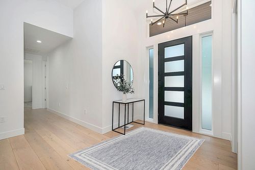 Mark&Day Outdoor Rugs, 5x7 Agency Cottage Denim Indoor/Outdoor Area Rug, Blue Ivory Carpet for Patio, Porch, Deck, Bedroom, Living Room or Kitchen (5'3" x 7') in Modern White Entryway