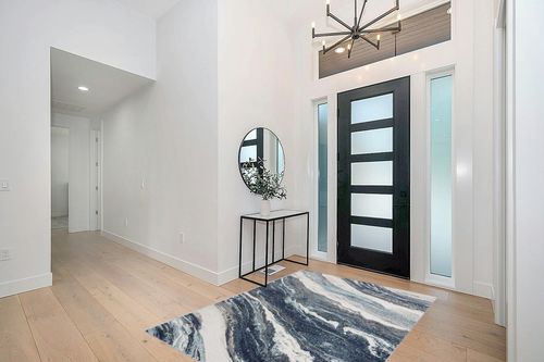 LUXE WEAVERS Lagos Collection 7983 Blue 5x7 Art Deco Area Rug in Modern White Entryway