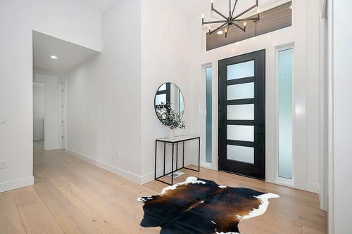 bonanza leathers Genuine Cowhide Rug Chocolate Cream Size S/L/XL 5X6/6X7/7X8 FT (7X8) in Modern White Entryway