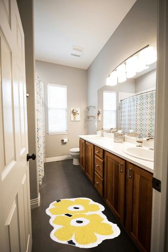 HAPLOVE Flower Shage Bathroom Rug Mat Non-Slip Microfiber Shower Bath Rug Absorbent Bath Mat for Bathroom Machine Washable(Yellow, 40x60cm in Wooden and Grey Bathroom