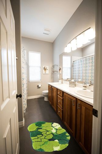 RORA Green Moss Bathroom Rugs Cute Leaf Bath Mat for Bathroom Non Slip Soft Microfiber Water Absorbent Aesthetic Green Bathroom Decor Boho Plush Rug for Shower, 32×20 Inch in Wooden and Grey Bathroom