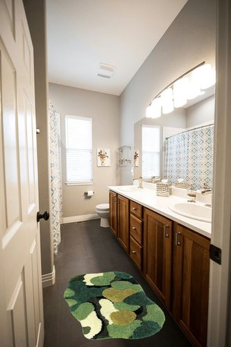 Green Moss Leaf Bath Mat Non-Slip Moss Bathroom Rugs Super Absorbent Bath Mat Soft Microfiber Machine Washable Shower Mat Cute 3D Moss Bath Rug for Bathroom Entryway 24x32inch in Wooden and Grey Bathroom