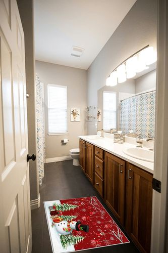 Area Rug 2x3 Feet, Xmas Gifts Winter Snowflake Xmas Tree Christmas Snowman Rug, Rugs for Living Room Decor Bedroom Decor Kids Room, Non-Slip Living Room Rugs, Comrft Carpet Washable Rug in Wooden and Grey Bathroom