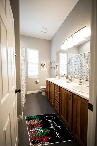 Area Rug, Leopard Red Green Christmas Tree Rug, 2x3 Feet Rugs for Living Room Bedroom Kids Room Kids Room Nursery Classroom, Non-Slip Comrft Carpet Washable Rug in Wooden and Grey Bathroom