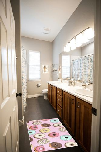 Donut Pink Bathroom Rugs Fluffy Absorbent Bath Mat Machine Washable Soft Microfiber Shaggy Kitchen Mat Non Slip Carpet Runner for Shower Floor Layered Front Door Mats Porch in Wooden and Grey Bathroom