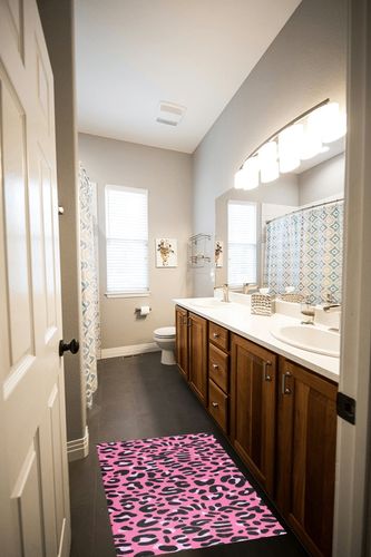 Pink Leopard Bathroom Rugs Fluffy Absorbent Bath Mat Machine Washable Soft Microfiber Shaggy Kitchen Mat Non Slip Carpet Runner for Bath Room Tub Shower Floor in Wooden and Grey Bathroom