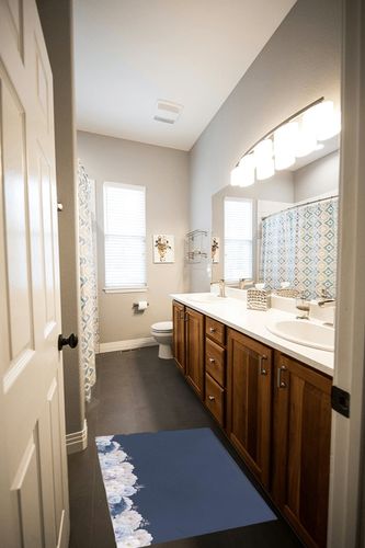 Chaven Home White Blue Blossom Flower Fluffy Shag Bath Mat Aesthetic Flower Area Rugs Warm Soft Plush Shaggy Floor Door Mats for Bathroom/Bedroom/Living Room/Entry Way Decor Dark Blue in Wooden and Grey Bathroom