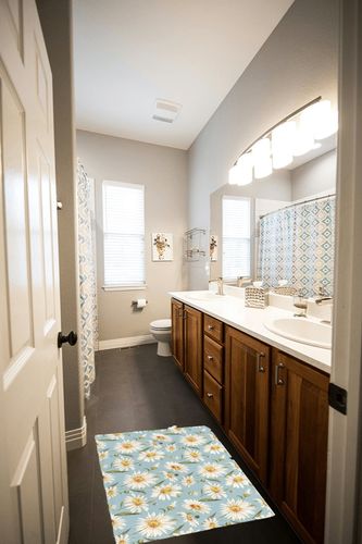 Farmhouse White Daisy Flower Plush Shag Bath Rugs Watercolor Blossoms Floral Plant Soft Fluffy Floor Doormat Carpet,Non-Slip Door Mats for Living Room Bedroom Kitchen Entryway Light Blue in Wooden and Grey Bathroom