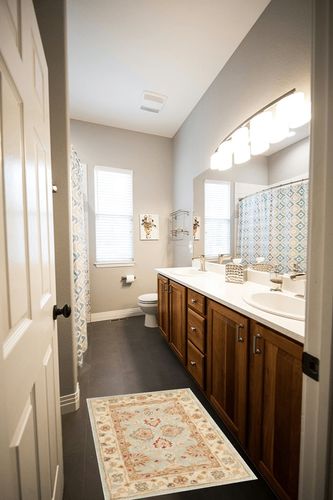SAFAVIEH Antiquity Collection 2' x 3' Grey Blue / Beige AT822A Handmade Traditional Oriental Premium Wool Accent Rug in Wooden and Grey Bathroom