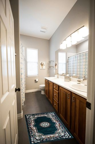 YHSF Traditional Floral Design Area Rug (Hunter Green, 2 Feet x 3 Feet 4 Inches) in Wooden and Grey Bathroom