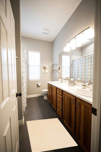 Safavieh Montauk Collection Accent Rug - 2' x 3', Yellow & Ivory, Flat Weave Farmhouse Boho Cotton Design, Easy Care, Ideal for High Traffic Areas in Entryway, Living Room, Bedroom (MTK701C) in Wooden and Grey Bathroom