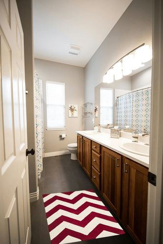 SAFAVIEH Chatham Collection Accent Rug - 2' x 3', Red & Ivory, Handmade Chevron Wool, Ideal for High Traffic Areas in Entryway, Living Room, Bedroom (CHT715G) in Wooden and Grey Bathroom