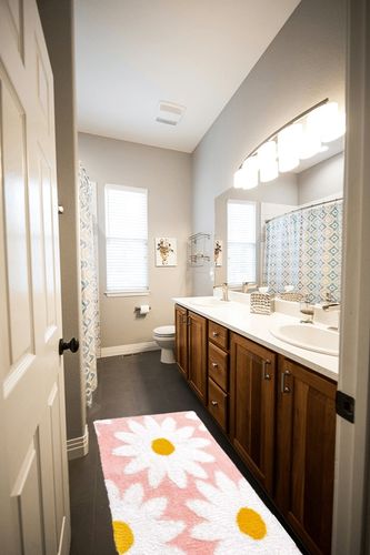Pink Flower Rug Cute Daisy Bath Mat Bathroom Rug Aesthetic Apartment Decor Funny Cute Water Absorption Non Slip Carpet Super Soft Microfiber Shower Room (Pink Flower Rug, 15.7x23.6in (40x60cm)) in Wooden and Grey Bathroom