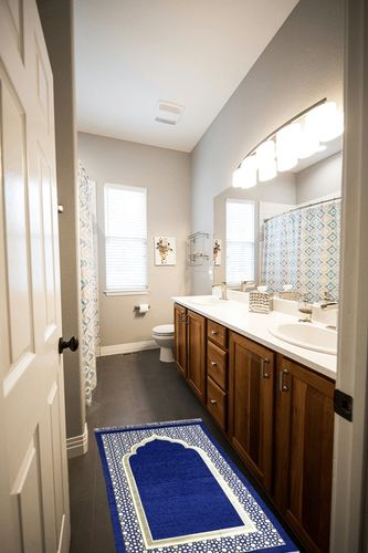 Modefa Turkish Islamic Prayer Mat - Thin Woven Chenille Sajjadah - Intricate Praying Rug Ramadan Eid Gift - Traditional Muslim Janamaz Sajada for Men Women - Geometric Selcuk Star (Royal Blue) in Wooden and Grey Bathroom