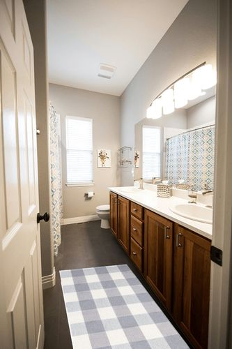 Buffalo Plaid Outdoor Rug Runner Doormat 2’ x 4.3’, KIMODE Cotton Woven Gray/White Checkered Porch Rug Outdoor Indoor Rugs Farmhouse Door Mat, Washable Floor Rugs for Front Kitchen Bathroom in Wooden and Grey Bathroom