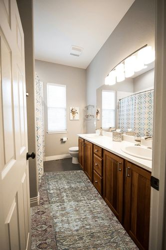 Loloi Amber Lewis x Loloi Georgie Collection GER-07 Moss/Salmon 2'-6" x 7'-6" Runner Rug in Wooden and Grey Bathroom